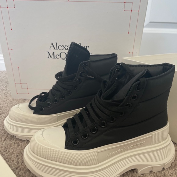 Alexander McQueen puffer lace up boot - Picture 4 of 5